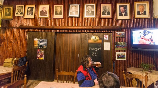 Se sbíráním prezidentských portrétů začal majitel hospody v Modré Ivo Hána už v roce 2003.