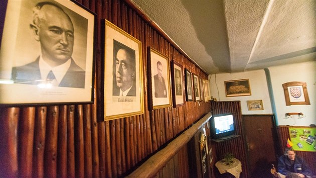 Se sbíráním prezidentských portrétů začal majitel hospody v Modré Ivo Hána už v roce 2003.