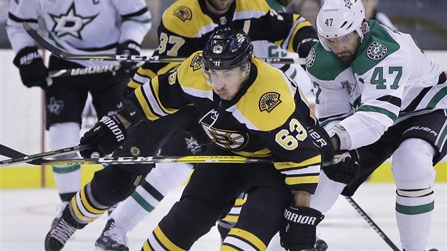 Brad Marchand (v poped) z Bostonu se sna odpoutat od Alexandra Radulova z Dallasu.