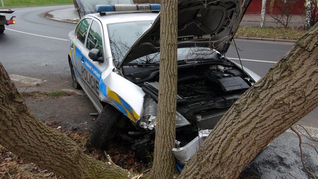 Prat policist nezvldli jzdu na mokr cest a nabourali (12.1.2018)