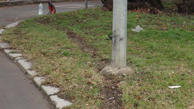 Prat policist nezvldli jzdu na mokr cest a nabourali (12.1.2018)