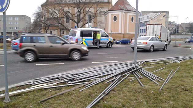 Na prostjovsk kiovatce se z nkladnho auta vysypaly peven ocelov tye, st z nich dopadla vedle pechodu pro chodce.