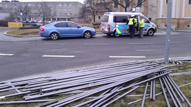 Na prostjovsk kiovatce se z nkladnho auta vysypaly peven ocelov tye, st z nich dopadla vedle pechodu pro chodce.