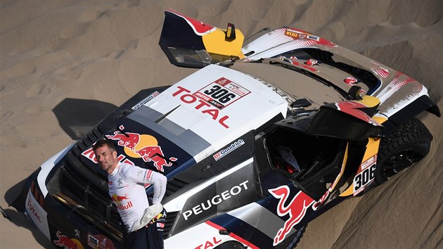 Sebastian Loeb zapadl na Dakaru do duny.
