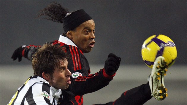 Rok 2010: Ronaldinho (nahoe) v dresu AC Miln v souboji se Zdekem Grygerou z Juventusu Turn.