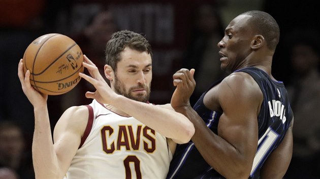 Kevin Love (vlevo) z Clevelandu to klem Bismacka Biyomba z Orlanda.