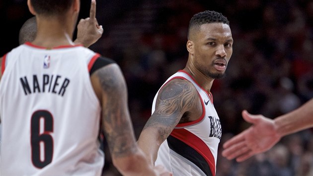 Shabazz Napier (vlevo) a Damian Lillard oslavuj povedenou akci Portlandu.