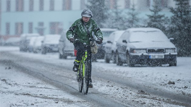 idie i cyklisty v Hradci Krlov pekvapilo hust snen (16.1.2017).