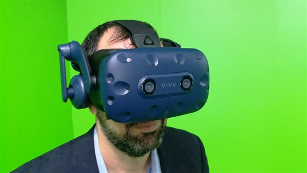 Nový HTC Vive Pro. Nejsnadnji jej poznáte podle modré barvy a dvojice kamer.