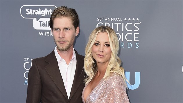 Karl Cook a Kaley Cuoco na udlen cen filmovch kritik Critics' Choice Awards (Santa Monica, 11. ledna 2018)