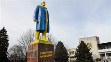 Přebarvený Lenin nedaleko východoukrajinského Charkova (15. května 2015) Přebarvený Lenin nedaleko východoukrajinského Charkova (15. května 2015)