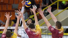 Zakončit přes liberecký blok se snaží Manavinejad z Verony. Zakončit přes liberecký blok se snaží Manavinejad z Verony.