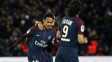 Fotbalisté Paris-Saint-Germain oslavují jeden z gólů proti Dijonu. Vlevo je... Fotbalisté Paris-Saint-Germain oslavují jeden z gólů proti Dijonu. Vlevo je...