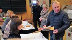 V Karlových Varech odstartovalo historicky první referendum, lidé rozhodují o... V Karlových Varech odstartovalo historicky první referendum, lidé rozhodují o...