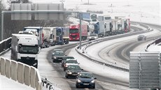 Desítky kamionů stojící v odstavném pruhu silnice I/13 na obchvatu Ostrova. Desítky kamionů stojící v odstavném pruhu silnice I/13 na obchvatu Ostrova.