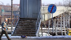 Zchátralá lávka vedoucí nad kolejištěm chebského nádraží. Zchátralá lávka vedoucí nad kolejištěm chebského nádraží.
