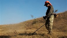 Ušetří se hodně času, není třeba střídat křovinořez se strunou a kotoučem a s... Ušetří se hodně času, není třeba střídat křovinořez se strunou a kotoučem a s...
