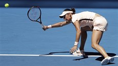 Caroline Garciaová bouje ve druhém kole Australian Open.