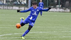 Olomoucký mladík Tomáš Zlatohlávek se napřahuje ke střele. Olomoucký mladík Tomáš Zlatohlávek se napřahuje ke střele.