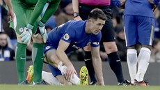 Gary Cahill z Chelsea (uprostřed) zkouší protáhnout zraněnou nohu. Gary Cahill z Chelsea (uprostřed) zkouší protáhnout zraněnou nohu.