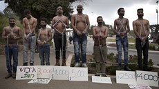 Eritrejtí adatelé o azyl bhem protest ped budovou izraelského parlamentu...