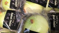 Lidl začal prodávat loupané cibule v plastu. Zákazníci krok kritizují. Lidl začal prodávat loupané cibule v plastu. Zákazníci krok kritizují.