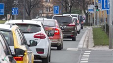 U pardubického nádraží se po opravě náměstí Jana Pernera zúžila silnice směrem... U pardubického nádraží se po opravě náměstí Jana Pernera zúžila silnice směrem...