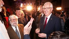 Kandidáta Jiřího Drahoše přišel do pražského volebního štábu podpořit například... Kandidáta Jiřího Drahoše přišel do pražského volebního štábu podpořit například...