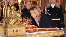 Adriana Krnáová bhem vyzvedávání korunovaních klenot v katedrále sv. Víta...