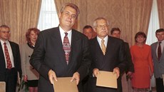 Pesn ped 25 lety podepsali Milo Zeman a Václav Klaus a jejich strany opoziní smlouvu a pekvapilí tím velkou ást veejnosti i médií