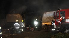 K požáru vyjížděli hasiči kolem půlnoci. Zásah ukončili nad ránem. K požáru vyjížděli hasiči kolem půlnoci. Zásah ukončili nad ránem.