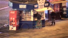 Mladí zlodějíčci vykradli trafiku, za minutu byli v rukou strážníků Mladí zlodějíčci vykradli trafiku, za minutu byli v rukou strážníků
