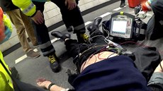 Strážníci použili defibrilátor u muže se zástavou srdce Strážníci použili defibrilátor u muže se zástavou srdce
