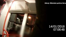 Cestující byl tak opilý, že nedokázal vystoupit z tramvaje Cestující byl tak opilý, že nedokázal vystoupit z tramvaje