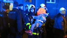 Hasiči vynášeli ze silně zakouřené ubytovny i děti. (12. ledna 2018) Hasiči vynášeli ze silně zakouřené ubytovny i děti. (12. ledna 2018)