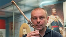 Radek Polách ukazuje jeden z exponátů z výpravy lodi Albatros – ceremoniální... Radek Polách ukazuje jeden z exponátů z výpravy lodi Albatros – ceremoniální...