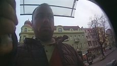 Snímek muže, který na bankomat v centru Hodonína připevnil speciální lištu, jež... Snímek muže, který na bankomat v centru Hodonína připevnil speciální lištu, jež...