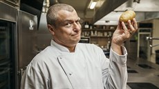 Doménou Romana Vaňka jsou tradiční recepty. V jeho kuchařkách nenajdete jediný,... Doménou Romana Vaňka jsou tradiční recepty. V jeho kuchařkách nenajdete jediný,...