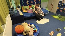Vedoucí denního stacionáře Lenka Breindlová se věnuje jedné z klientek. Vedoucí denního stacionáře Lenka Breindlová se věnuje jedné z klientek.