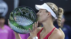 Angelique Kerberová s trofejí pro vítězku turnaje v Sydney. Angelique Kerberová s trofejí pro vítězku turnaje v Sydney.