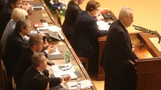 Prezident Milo Zeman piel na jednání Poslanecké snmovny o dve vlád...