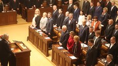 Prezident Milo Zeman piel na jednání Poslanecké snmovny o dve vlád...