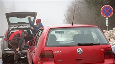 Parkování v Šerlišském sedle na hřebeni Orlických hor. Parkování v Šerlišském sedle na hřebeni Orlických hor.