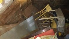 V bytě v Červeném Kostelci se propadla podlaha do sklepa (15.1.2018). V bytě v Červeném Kostelci se propadla podlaha do sklepa (15.1.2018).