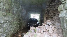 Auto skončilo po pádu do potoka v tunelu (14.1.2018). Auto skončilo po pádu do potoka v tunelu (14.1.2018).