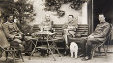 Richard Plaschka jako vojín wehrmachtu na Bítově při návštěvě barona Haase... Richard Plaschka jako vojín wehrmachtu na Bítově při návštěvě barona Haase...