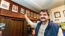 Se sbíráním prezidentských portrétů začal majitel hospody v Modré Ivo Hána už v... Se sbíráním prezidentských portrétů začal majitel hospody v Modré Ivo Hána už v...