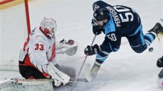 Brankář Dominik Furch z Omsku čelí šanci Vladimira Pervušina z Novosibirsku. Brankář Dominik Furch z Omsku čelí šanci Vladimira Pervušina z Novosibirsku.