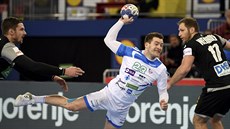 Slovinský házenkář Miha Zarabec střílí na německou branku. Slovinský házenkář Miha Zarabec střílí na německou branku.