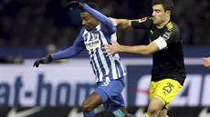 Salomon Kalou (vlevo) z Herthy Berlín se snaží odpoutat od Sokratise z... Salomon Kalou (vlevo) z Herthy Berlín se snaží odpoutat od Sokratise z...